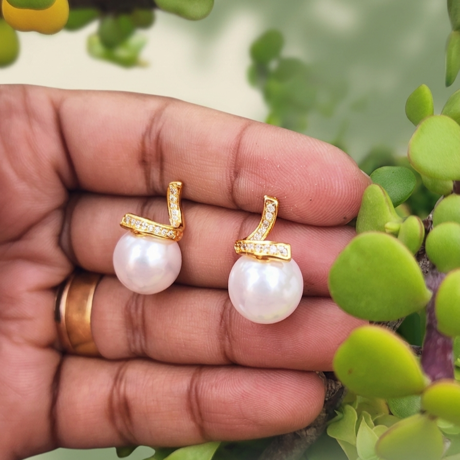 Radiant Gold Pearl Stud